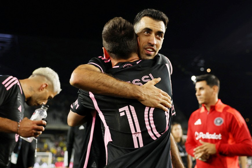 El abrazo entre Messi y Busquets, dos de los experimentados del equipo de Martino. Créditos: Trevor Ruszkowski-Imagn Images.