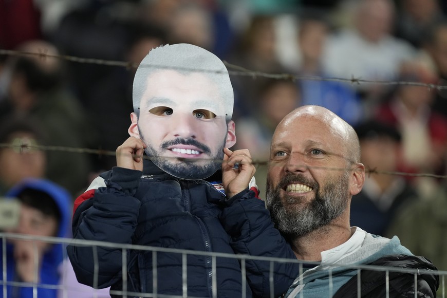 La afición charrúa admira al histórico delantero uruguayo. Créditos: Xinhua/Nicolás Celaya.