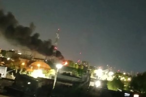 La columna de humo sorprende desde la lejanía.