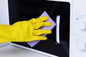 Paso a paso para una limpieza profunda de microondas.