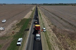 Las máquinas trabajando a pleno en la repavimentación de distintos tramos de la ruta provincial.