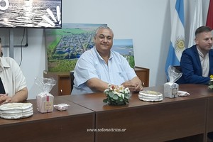 María Laura Gervassoni, de la familia titular de la fábrica de alfajores, Osvaldo Lombardi, presidente comunal y Franco Rivas, secretario de Turismo y Cultura.