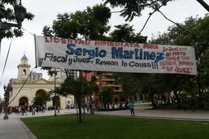 La familia de Sergio Martínez pasó más de dos años en la plaza, frente a los tribunales santafesinos, reclamando justicia. Créditos: Mauricio Garin
