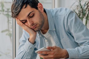 El consumo excesivo de contenido en plataformas como TikTok, Instagram y YouTube aumenta la sensación de aburrimiento