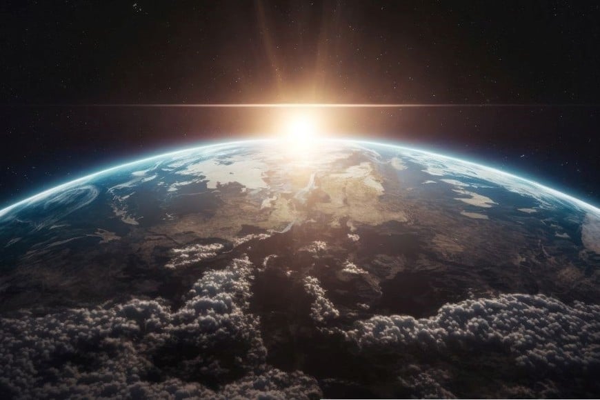 La actividad electromagnética del Sol puede causar la pérdida de señal en comunicaciones de radio de alta frecuencia e interferir en la señal de los satélites GPS.