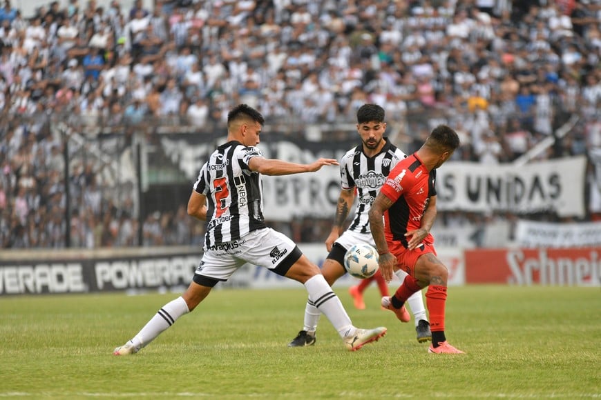Tarde de fútbol en el Gigante de La Avenida. Crédito: José Luis Suerte