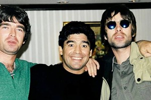 Los hermanos Gallagher junto a Diego Maradona.