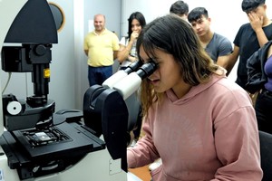 “¿Cómo mirar lo que no se ve? (muestra-visita guiada)”. La actividad tuvo lugar el jueves 9 de noviembre de 2023 en el Predio CONICET “Dr. Alberto Cassano”. Crédito: Gentileza