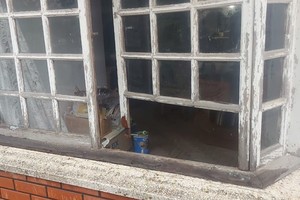 La ventana por donde ingresó el delincuente. Crédito: El Litoral.