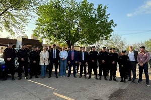 El Senador titular del bloque radical ponderó aún más al actual gobernador al afirmar que “desde al año 1991 a hoy la gestión que más móviles policiales entregó al departamento fue la del Ing. Lifschitz, cuando el presente mandatario, Maximiliano Pullaro, fue Ministro de Seguridad, fueron casi 60 vehículos en 4 años”.