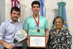 Guillermo Osorio, flanqueado en la sede municipal de Venado Tuerto por Leonel Chiarella y Miriam Carabajal.