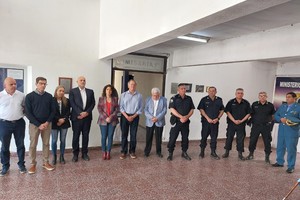 En el acto se dio lectura a la Resolución Ministerial Nro.2495 /24, procediendo a la puesta efectiva en funciones por parte del Sub Jefe de Policía de Provincia Director General de Policía Lic. Daniel Fernando Fichel al Jefe entrante Director de Policía Eduardo Javier Arias.
Foto: EL LITORAL