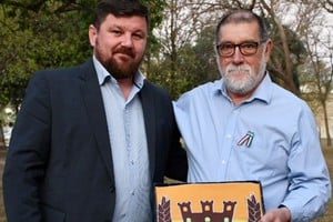 Durante la ceremonia, se colocaron las nuevas placas en el monolito que fue diseñado para conmemorar los 100 años de la Sociedad Italiana, que representa la proa del barco de los inmigrantes italianos que llegaron a estas tierras.