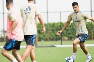 Valentín Carboni quedó desafectado de la convocatoria por un golpe en la rodilla.