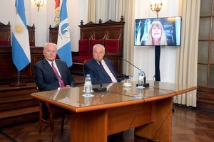 El acto inaugural fue encabezado por la presidenta de la Junta Federal de Corte, Emilia María Valle, y el presidente de la Corte de Santa Fe, Rafael Gutiérrez, junto al ministro Eduardo Spuler. Crédito: Guillermo Di Salvatore