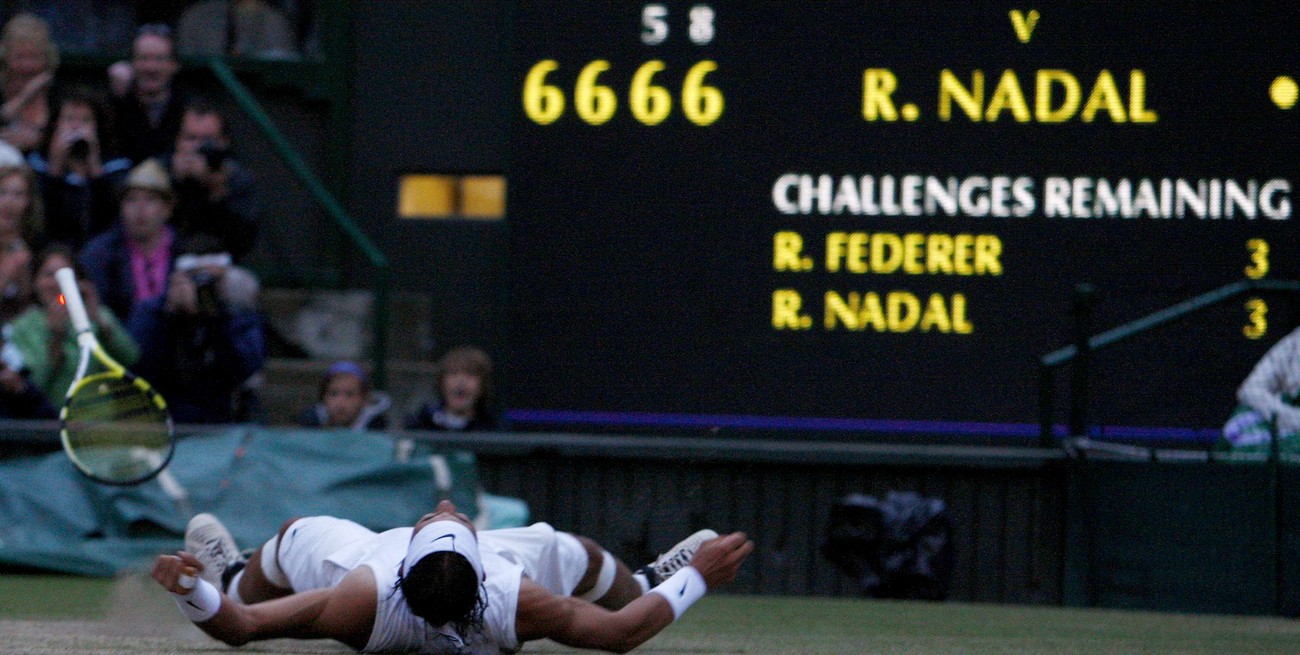 Nadal se desploma en el piso tras conseguir su primer Wimbledon. Créditos: REUTERS/Alessia Pierdomenico.