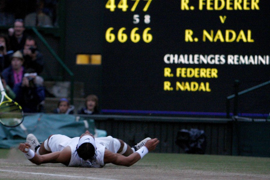 Nadal se desploma en el piso tras conseguir su primer Wimbledon. Créditos: REUTERS/Alessia Pierdomenico.