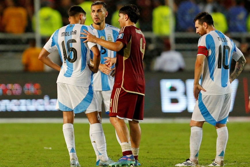 Soccer Football - World Cup - South American Qualifiers - Venezuela v Argentina - Estadio Monumental de Maturin, Maturin, Venezuela - October 10, 2024
Argentina's Leandro Paredes, Nahuel Molina and Lionel Messi with Venezuela's Jon Aramburu after the match REUTERS/Leonardo Fernandez Viloria