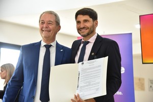 Pullaro durante la entrega de aportes y firmas de convenios con la municipalidad de Arroyo Seco.