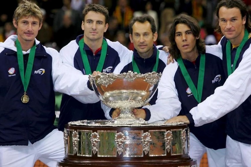 El equipo campeón: Nadal, Robredo, Moyá y Ferrero. junto al entrenador. Créditos: NA.