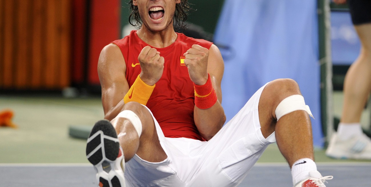 TENIS: SEMIFINALES MASCULINAS - AGX201. PEKÍN (CHINA), 15/08/08.- El tenista español Rafael Nadal celebra su victoria al término del partido de semifinales individuales masculinas  hoy, viernes 15 de agosto, en el Complejo Olímpico de Tenis, durante los Juegos Olímpicos de Pekín. at the Beijing 2008 Olympic Games August 15, 2008.     REUTERS/Toby Melville (CHINA) china rafael nadal juegos olimpicos beijing 2008 tenis partido tenista español medalla de oro festejos