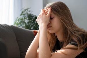 Las mujeres poseen más malestar psicológico (30,5%) y carencia de red social (21,0%), respecto a los varones, de acuerdo con el informe de la UCA. Las personas pobres por ingresos y aquellos de menor nivel educativo constituyen los grupos con mayor déficit en las capacidades socio-afectivas.