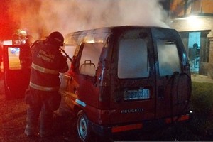 Dos vehículos se incendiaron durante la madrugada de este viernes