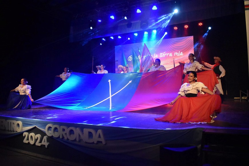 La bandera de Coronda como siempre enarbolada por el Ballet Renacer. Crédito: Sergio Palermo.