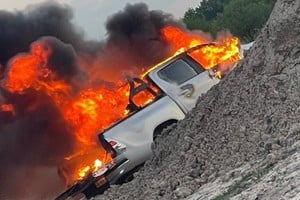 El vehículo en llamas fue hallado en la zona oeste de la ciudad de Santo Tomé, a pocos metros de la ruta nacional 11.