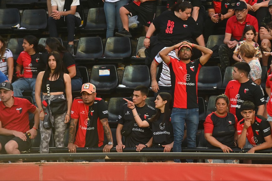 El enojo y la molestia de los hinchas luego del pitido final. Crédito: José Almeida