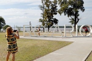 De acuerdo a un relevamiento que realizó el Ente Turístico Rosario (Etur), se pudo conocer que quienes llegaron a la ciudad para pasar el fin de semana lo hicieron mayoritariamente desde Capital Federal y la provincia de Buenos Aires y viajaron con su pareja o con su familia.