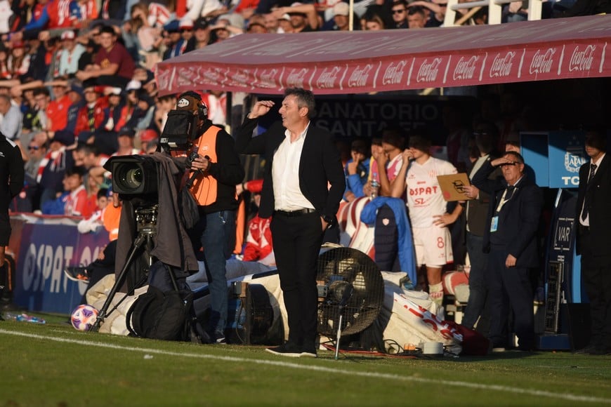 Reconocido y aplaudido FDK. Venga con el equipo que venga (en la foto con Lanús), cada vez que Frank Darío Kudelka pisa el 15 de Abril, recibe el cariño de la gente de Unión. Para el gran partido de este sábado, a las 21.15, Huracán pierde a uno de los dos chilenos que la vienen rompiendo toda. Crédito: Mauricio Garín