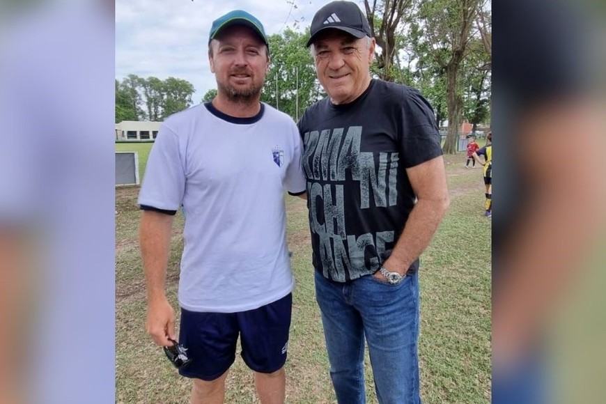 Presencia de lujo. Nery Pumpido junto a Nacho Minella. El ex campeón el mundo sorprendió a los niños que aprovecharon para hacer las fotos correspondientes. Gentileza