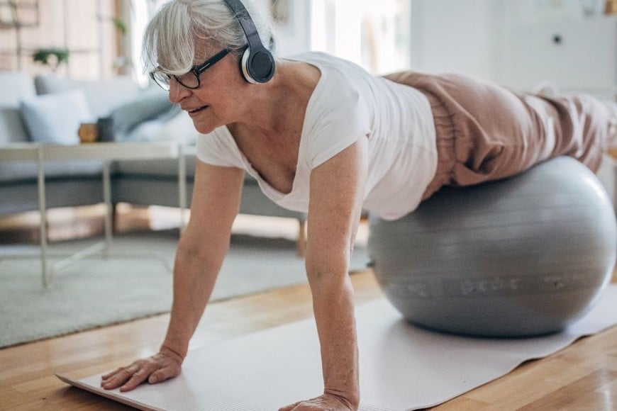 Realizar ejercicios es fundamental para fortalecer tus huesos y prevenir la pérdida ósea.