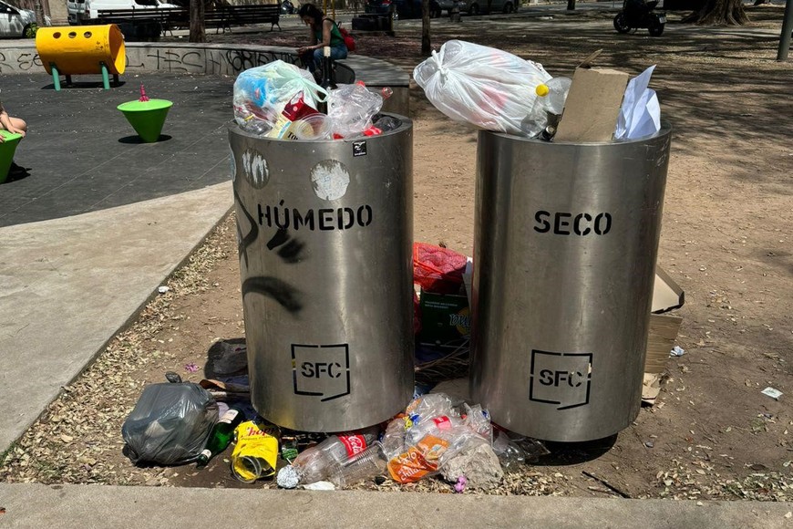 Los vecinos notan el descuido de la basura en espacios verdes, con cestos desbordados. Pero también hacen una autocrítica sobre la falta de cestos de altura y horario para sacar la basura. Crédito: El Litoral