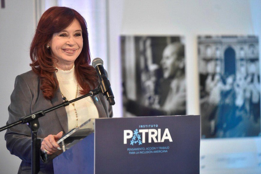 Cristina Kirchner avanzó con la conformación de su lista para disputar la presidencia del PJ en las elecciones internas convocadas para el 17 de noviembre, y eligió a los senadores José Mayans y Lucía Corpacci para que la acompañen como vicepresidentes primero y segundo, respectivamente.