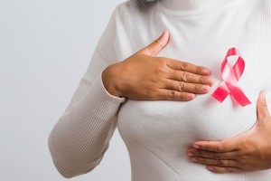 El diagnóstico de cáncer de mama no solo afecta el cuerpo, sino también el estado emocional de las mujeres que lo atraviesan.