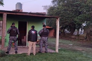 En dichos operativos los efectivos aprehendieron a Jonatan C. y secuestraron celulares, una tablet, $1.030.000, dos envoltorios de sustancia blanquecina, once plantines de marihuana, dos balanzas de precisión, dos pendrive, once cartuchos de calibre 12/70, un cartucho 9x19mm y tres cartuchos calibre .22.