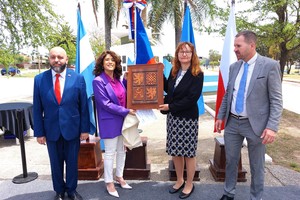 Jarmila Povejšilová, visitó la ciudad de Vera y fue recibida por la Intendente Paula Mitre en la municipalidad, junto sus acompañantes, el vicejefe de Misión de la Embajada Checa, Filip Kanda y el Cónsul para Santa Fe, Córdoba y Corrientes, Daniel Villalón.