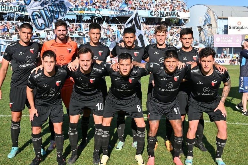 Los 11 titulares del domingo en el Monumental de barrio Alberdi. De pie: Lopes, Vicentini, Goltz, Herrera, Rossi y Henríquez. Agachados: Talpone, Bernardi, Jourdan, Guille y Forneris. Foto: Gustavo Conti.