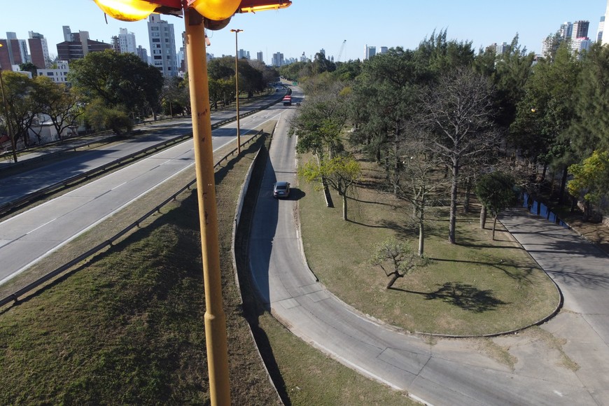 Hoy la ciudad tiene 24.500 luminarias de sodio/mercurio, como la que se ve en la foto. Y 10.500 con tecnología Led. Crédito: Luis Cetraro