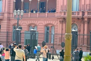 "Universidad de los trabajadores", le gritaron estudiantes y docentes a Javier Milei cuando salió al balcón a saludar por su cumpleaños junto a su Gabinete.