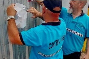 Los inspectores municipales procedieron a fijar la faja de clausura.