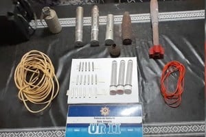 La policía logró secuestrar este miércoles numerosas armas de fuego, municiones y granadas en una casa de la cuadra de calle Blomberg al 3100 de la ciudad de Rosario.