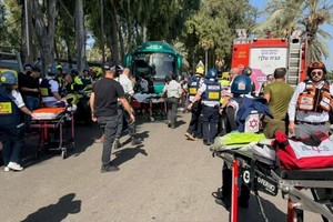 Los equipos de rescate trabajan en la zona del atropello en las afueras de Tel Aviv.