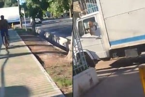 El protagonista del incidente, visiblemente alterado, gritaba mientras trataba de derribar la entrada de la cárcel.