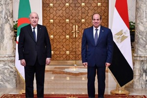 El presidente de Argelia, Abdelmadjid Tebboune, posa junto a su anfitrión, el mandatario egipcio Abdelfattah al Sisi (a la derecha vistos de frente), en el palacio presidencial de El Cairo. Crédito: Getty Images