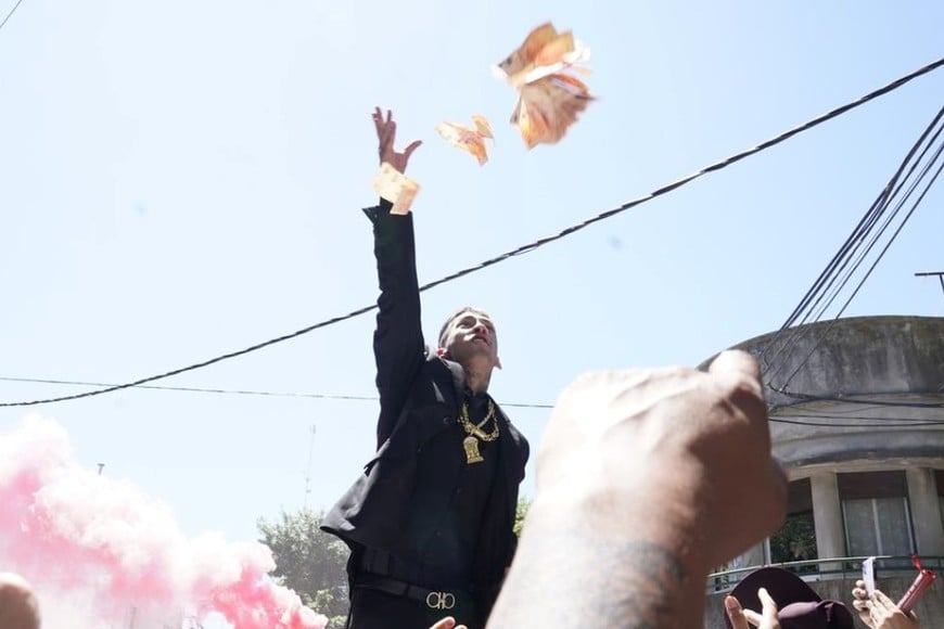 El artista regaló plata entre las personas que lo esperaban afuera del Tribunal.