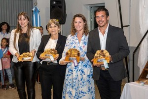 El Jefe Comunal hizo un reconocimiento especial a los trabajadores comunales que, “con dedicación, participaron en la renovación de la escuela y a la diputada Jimena Senn por su presencia y respaldo en esta celebración tan significativa”, apuntaron.