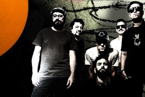 Almirón, Cristian Narváez (bajo), Fernando “Nano” Aime (guitarra) arriba de Pino, el “invitado permanente” Marcelo Vizzarri (teclados) y Javier Robledo (batería y coros). Foto: Gentileza producción